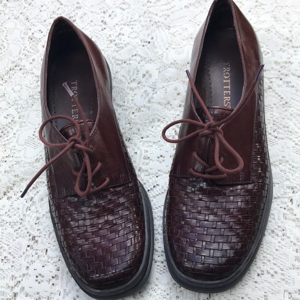 Trotters Hilda brown woven leather Oxford shoe in an 8.5 U.S.